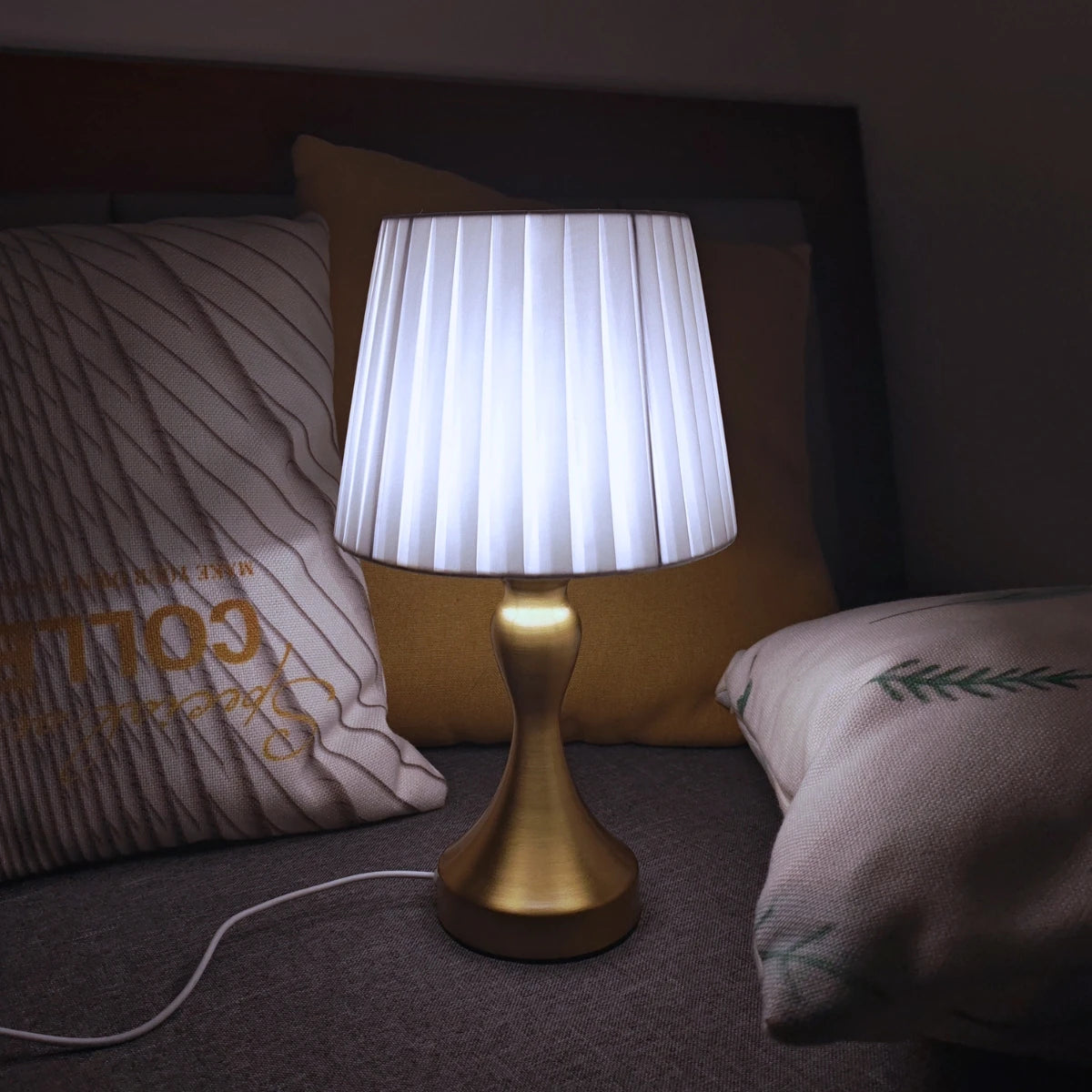 Elegant Nordic retro style pleated table lamp, used for home bedroom, living room, and office decoration lighting