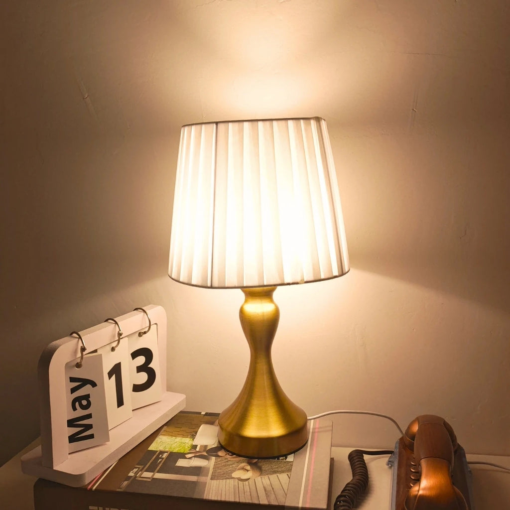 Elegant Nordic retro style pleated table lamp, used for home bedroom, living room, and office decoration lighting