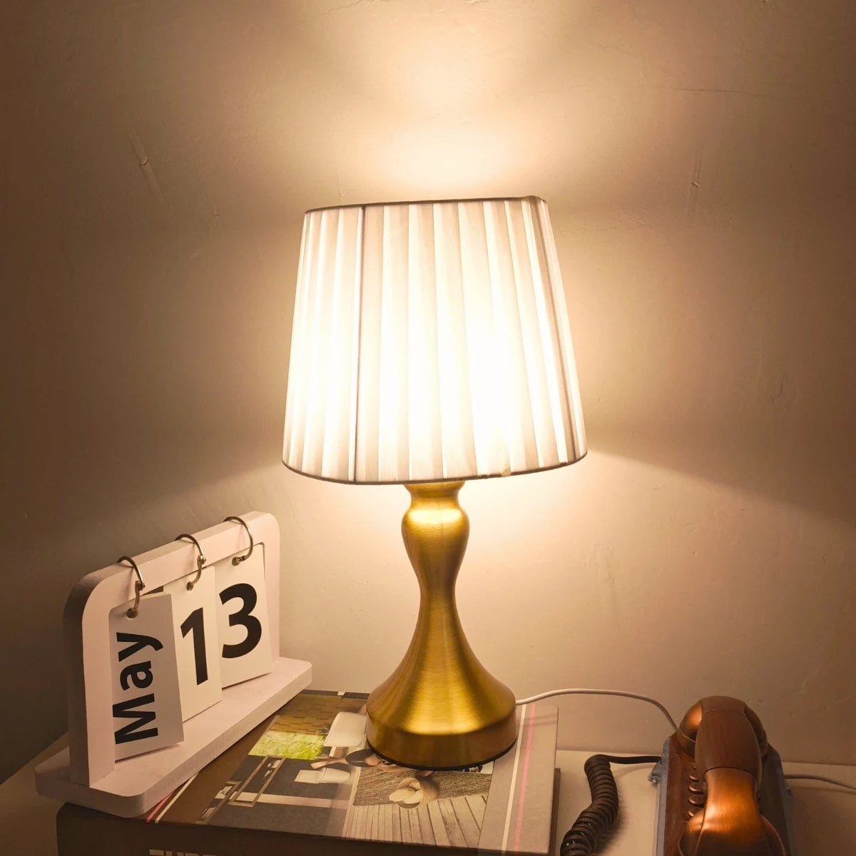 Elegant Nordic retro style pleated table lamp, used for home bedroom, living room, and office decoration lighting
